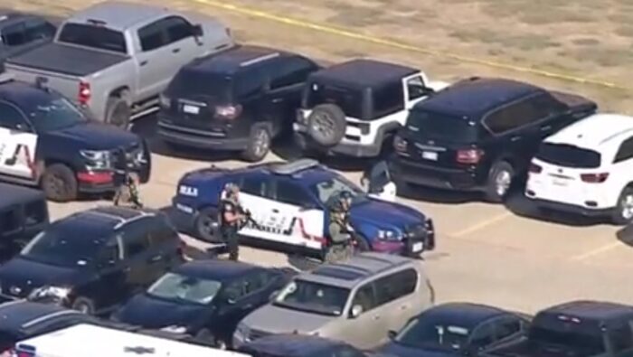 Agentes de la Policía desplegaron un operativo para detener al atacante que disparó en un instituto de secundaria en Texas. Foto: Captura de pantalla