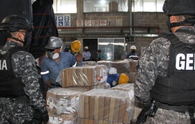 Agentes de narcóticos custodian los paquetes de droga. Foto: Cortesía