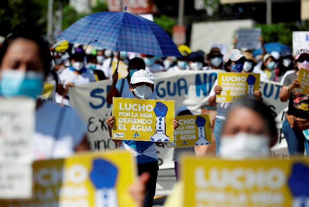 Diversos sectores de la sociedad salvadoreña tales como sindicatos, obreros, veteranos de guerra, profesionales y estudiantes marcharon en contra de algunas políticas del gobierno del presidente Nayib Bukele. Foto: EFE