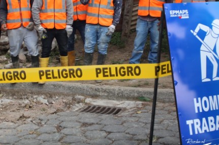 Los trabajadores de la Epmaps realizan los trabajos para habilitar el servicio de agua potable en Conocoto. Foto: Twitter Agua de Quito