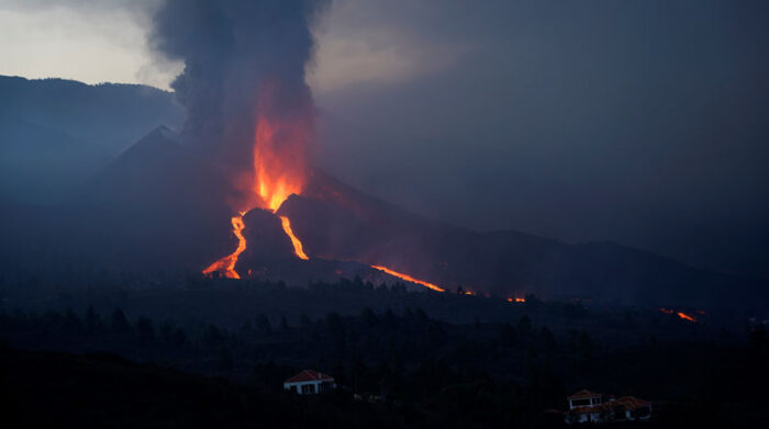 Casas, terrenos e infraestructuras viales han sido arrasadas por la lava volcánica en la isla de La Palma. Foto: Reuters