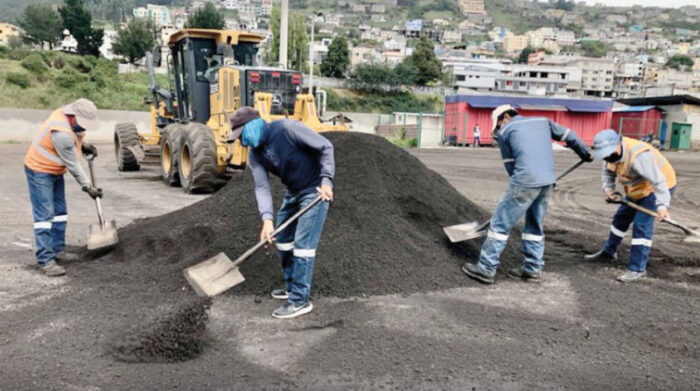 Trabajadores del Municipio realizan el mantenimiento en los estacionamientos de borde, para que los conductores los usen cuando se reanude el Pico y placa. Foto: Twitter Municipio de Quito
