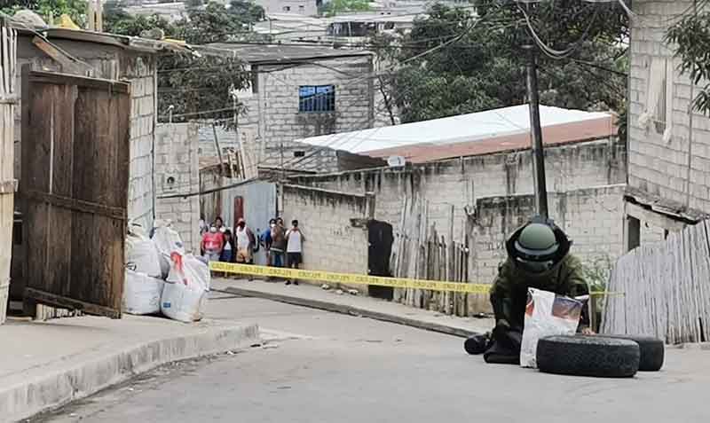 El 14 de septiembre, un policía realizó la detonación controlada de una granada en Guayaquil. Foto: cortesía Policía
