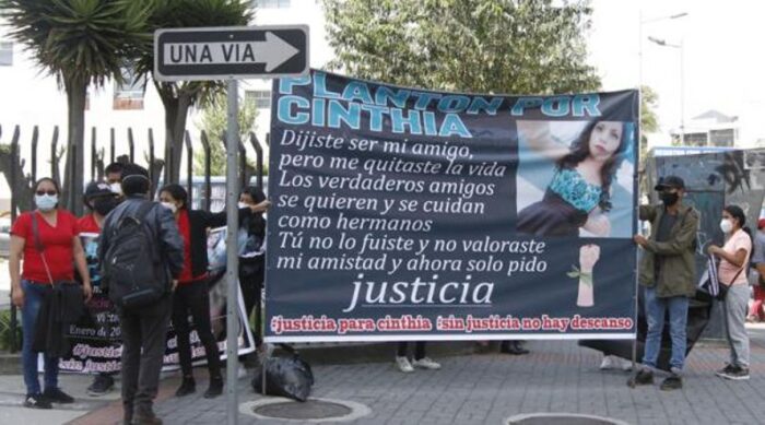 Imagen referencial. Familiares de Cinthia Zula hicieron un plantón en los exteriores de la Corte Nacional, en enero, para pedir justicia por el femicidio de la adolescente de 16 años. Foto: Archivo / EL COMERCIO.