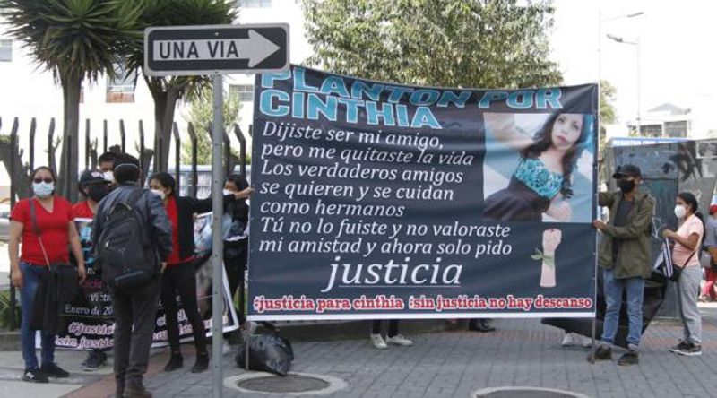 Imagen referencial. Familiares de Cinthia Zula hicieron un plantón en los exteriores de la Corte Nacional, en enero, para pedir justicia por el femicidio de la adolescente de 16 años. Foto: Archivo / EL COMERCIO.