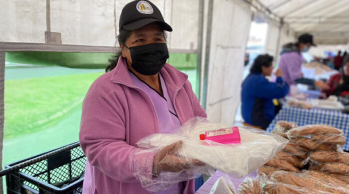 Emprendedores de la feria del pan de finados de Tulcán recibieron insumos de bioseguridad de la alcaldía local. Foto: Cortesía