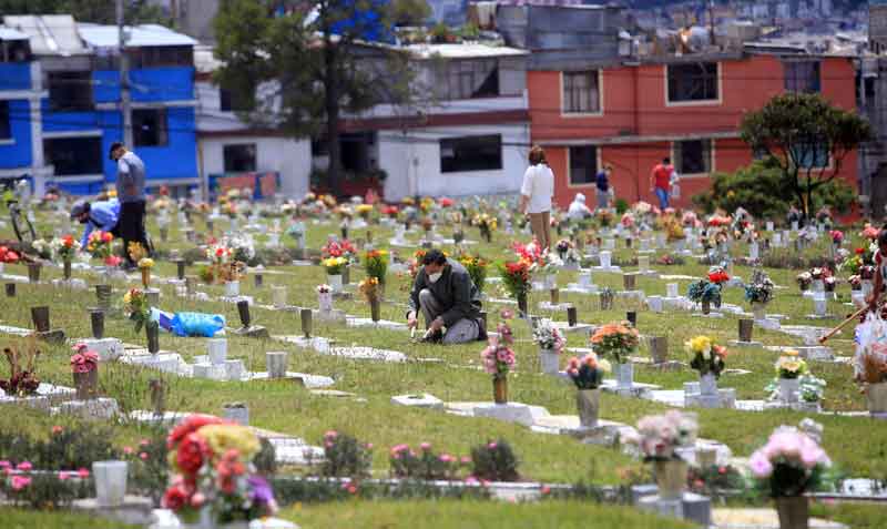 En cinco cementerios de Quito se reforzó la seguridad vial. Foto: archivo / EL COMERCIO