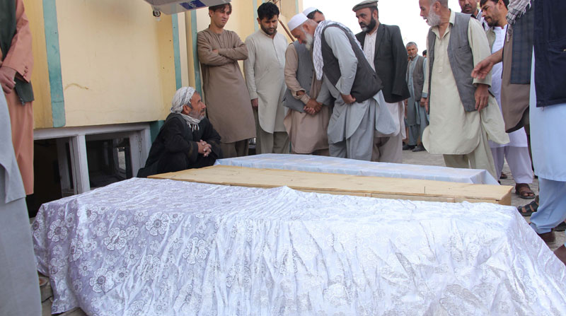 Los familiares de las víctimas sepultaron a sus seres queridos en un funeral masivo en Afganistán, tras el ataque yihadista. Foto: EFE
