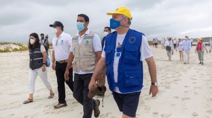 Fotografía cedida por la Unión Europea (UE) que muestra a representantes de la iniciativa de la UE de limpieza de microplásticos recorriendo, el 15 de octubre de 2021, una playa de Galápagos (Ecuador). Foto: EFE / Andrés Vasquez / UE