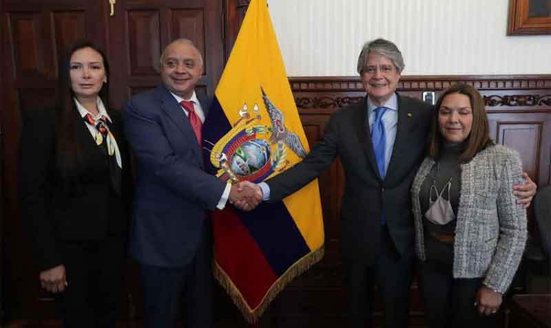 En el acto estuvieron Galo Lara, su pareja, Carolina Llanos y el presidente Guillermo Lasso y su esposa. Foto: Twitter