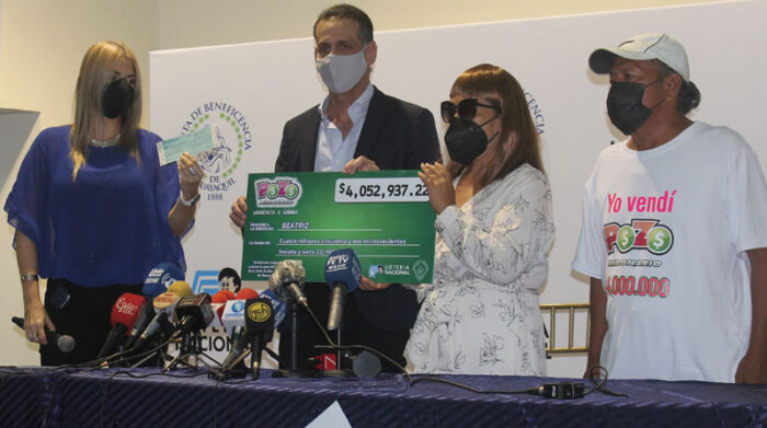 Beatriz, una guayaquileña de 51 años, recibió el premio acumulado del Pozo Millonario. Foto: Cortesía Junta de Beneficencia