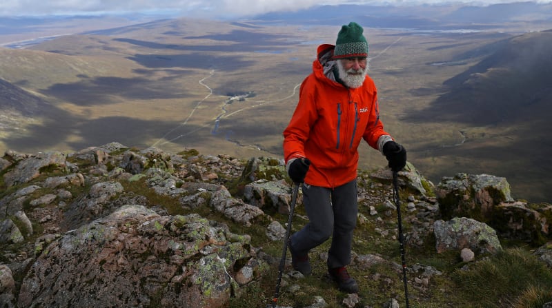 El montañista Nick Gardner asciende el pico Buachaille Etive Mor, en Escocia el pasado 29 de septiembre del 2021. Foto: Reuters