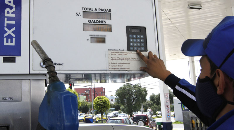 El presidente Guillermo Lasso anunció que se suspende el incremento de los precios de los combustibles, que se ajustaba según un sistema de bandas. Foto: Archivo/ EL COMERCIO