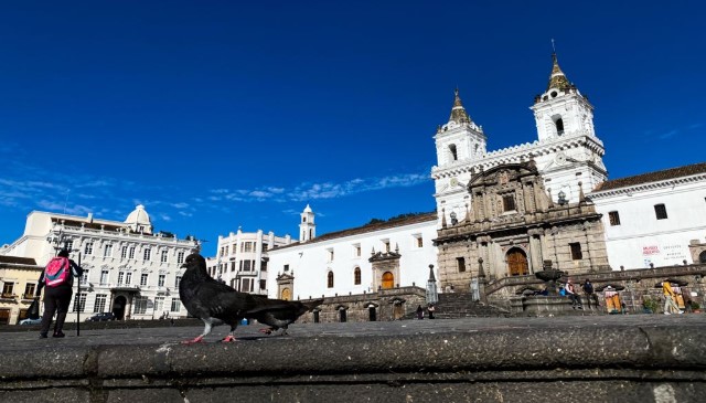 Las condiciones climáticas favorecieron el tránsito de las personas que circulaban por el Centro Histórico de Quito. Foto: Patricio Terán/ EL COMERCIO