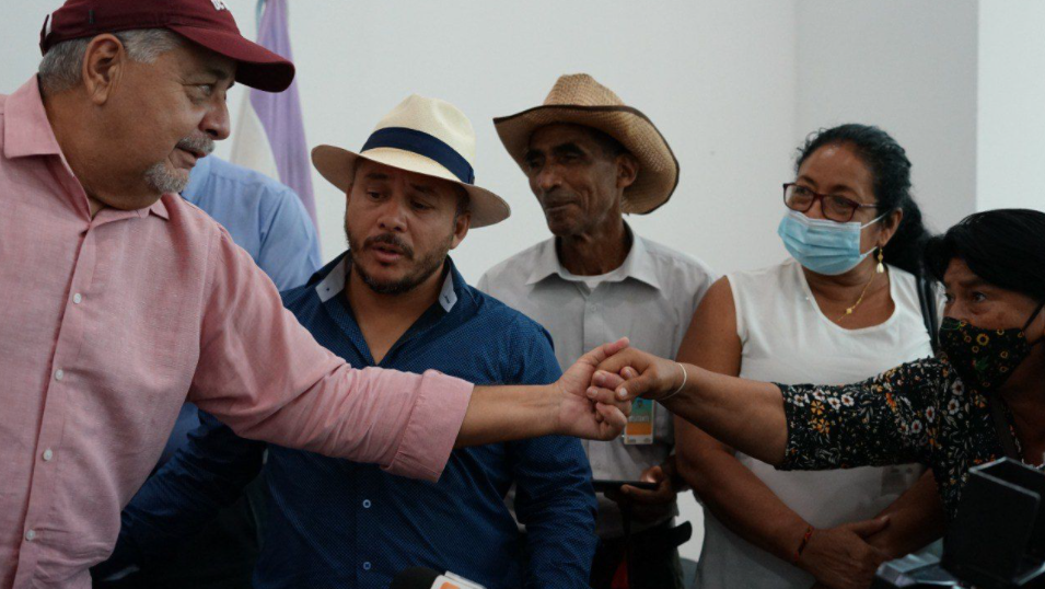 El Ministro Pedro Álava (izq) y representantes del Movimiento Campesino durante la reunión de este lunes 25 de octubre del 2021, en Guayaquil. Foto: Cortesía MAG.