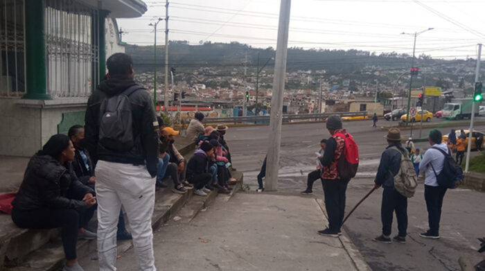 Hay comunidades en el cantón Otavalo, en la provincia de Imbabura, que se empezaban a concentrar junto a la vía Panamericana. Foto: Radio Ilumán