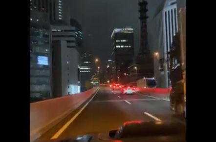 En videos difundidos en redes sociales se aprecia cómo el sismo provoca el movimiento de postes de luz en una avenida. Foto: Captura de pantalla