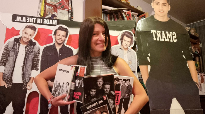 Johana Batallas tiene en su habitación pósteres y discos de las bandas y cantante que forman parte de su vida. Foto: Cortesía Johana Batallas
