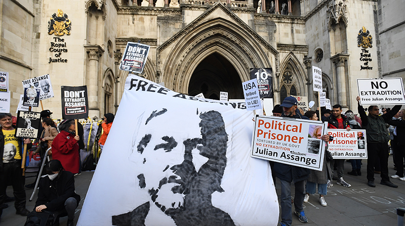 Los partidarios de Julian Assange se reúnen frente al Tribunal Superior de Londres, Reino Unido, el 28 de octubre de 2021. Foto: EFE