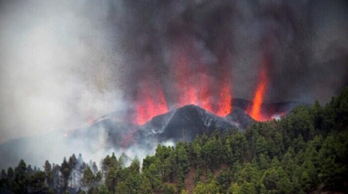 En la isla española La Palma, el volcán de Cumbre Vieja permanece en erupción desde el 19 de septiembre. Foto: EFE