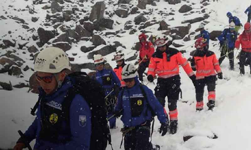 En la mañana y mediodía del 25 de octubre del 2021 los rescatistas recuperaron los cuerpos de tres personas fallecidas en la avalancha. Foto: Twitter Bomberos Riobamba