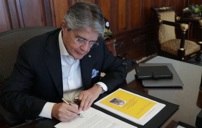 El presidente Guillermo Lasso mientras firma la carta enviada al titular de la Comisión de Fiscalización. Foto: Twitter @LassoGuillermo