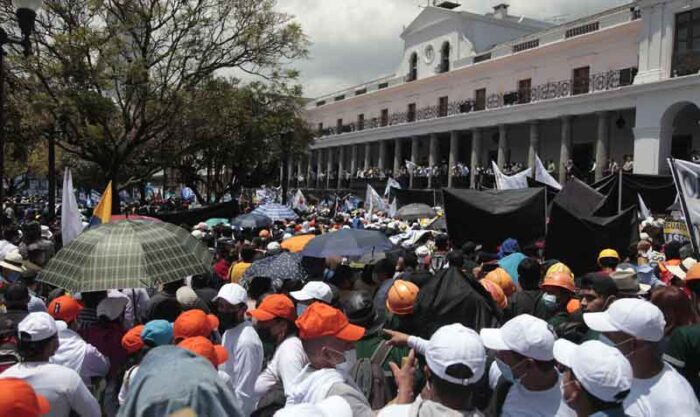 Varias personas llegaron a la Plaza de la Independencia para respaldar al Presidente. Foto: Galo Paguay / EL COMERCIO