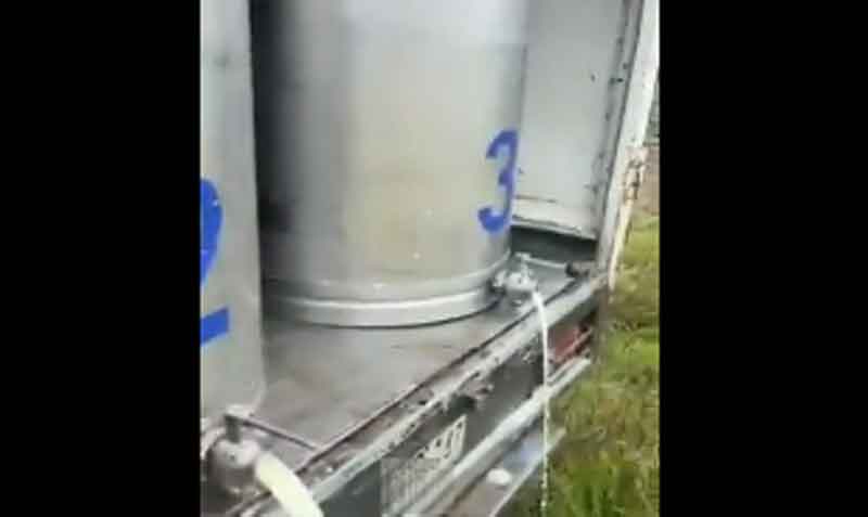 En uno de los videos se observa que la llave del contenedor cargado de leche es abierta para vaciarlo. Foto: captura