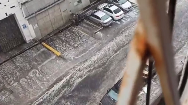 El granizo se acumuló en las calles, tras la tormenta eléctrica registrada en Quito. Foto: Captura de pantalla