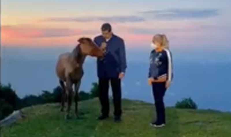 En un video, Maduro aparece acompañado de su esposa hablándole a un caballo y recordando los nueve años de la muerte de Hugo Chávez. Foto: captura