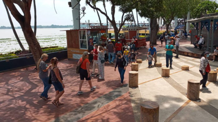 El Malecón se convirtió en una opción de esparcimiento para los guayaquileños que se quedaron en la ciudad por el feriado. Foto: EL COMERCIO