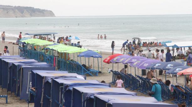 Turistas disfrutan de las playas de Manta. Foto: EL COMERCIO