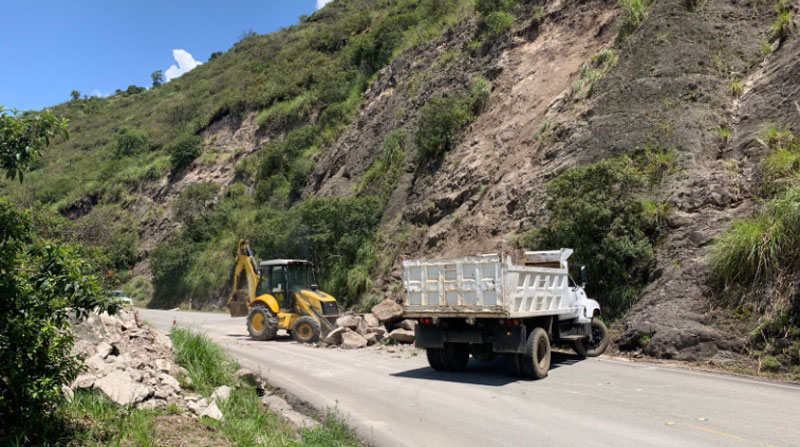 La maquinaria del Ministerio de Transporte remueve los escombros que obstaculizan las diferentes vías del país, tras deslizamientos. Foto: Twitter MTOP
