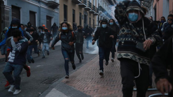 Manifestantes escapan de la arremetida de la Policía. Foto: Galo Paguay / EL COMERCIO