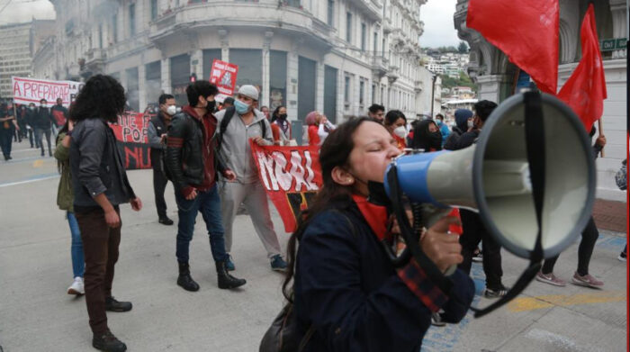 Manifestantes con megáfono se unen a la movilización. Foto: Diego Pallero / EL COMERCIO