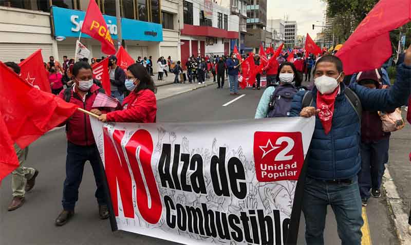 Los manifestantes recorren la avenida 10 de Agosto y avanzan por la calle Guayaquil. Foto: Galo Paguay / EL COMERCIO