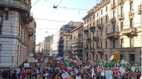 Según los organizadores fueron 50 000 los jóvenes que hicieron huelga en Milán. Foto: Twitter @fffitalia