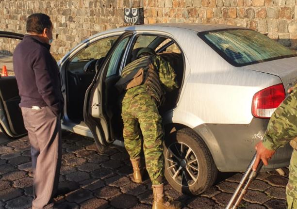 Los militares realizan inspecciones en los interiores de los vehículos. Foto: Twitter FF.AA.