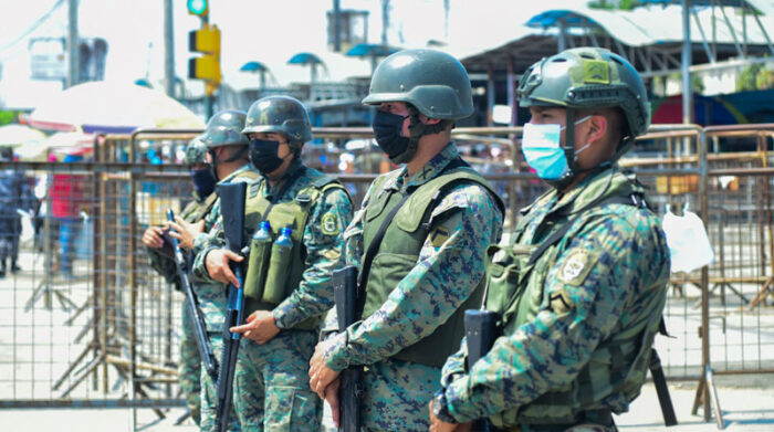 La Corte Constitucional autorizó que los militares participen del control primer filtro de ingreso a cárceles. Foto: EL COMERCIO