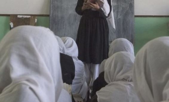 Imagen referencial. La prohibición de reabrir las escuelas a las niñas y jóvenes ha causado incertidumbre entre la población afgana. Foto: redes sociales