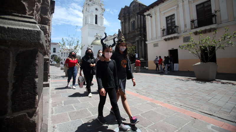 Los niños disfrazados pasearon por distintos lugares de Quito, como estos infantes que recorrieron el Centro Histórico. Foto: Julio Estrella/ EL COMERCIO