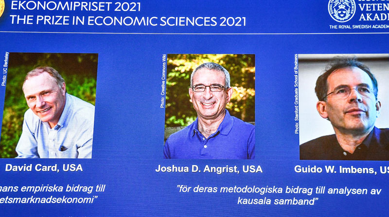 Los economistas David Card, Joshua D Angrist y Guido W. Imbens ganaron el Premio Nobel de Economía 2021. Foto: EFE