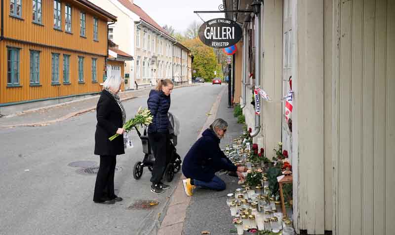 En la localidad de Kongsberg, Noruega, personas dejan flores en homenaje a las víctimas del ataque. Foto: EFE