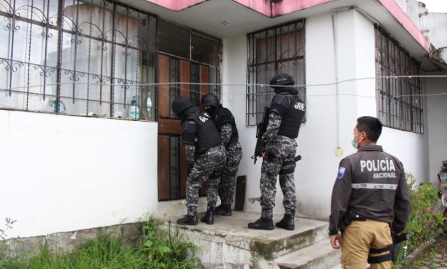 os agentes allanaron distintos inmuebles en Quito y Guayaquil, en donde detuvieron a una funcionaria de la Fiscalía. Foto: Twitter Fiscalía