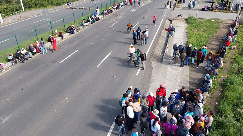 Comunidades de la parroquia de Ilumán, en el norte de Otavalo, salieron a la vía Panamericana durante el segundo día de protestas. Foto: Radio Ilumán
