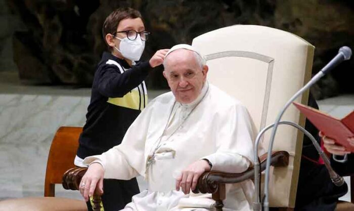 Al inicio de la audiencia, el niño subió al estrado en donde estaba el papa Francisco. Foto: EFE