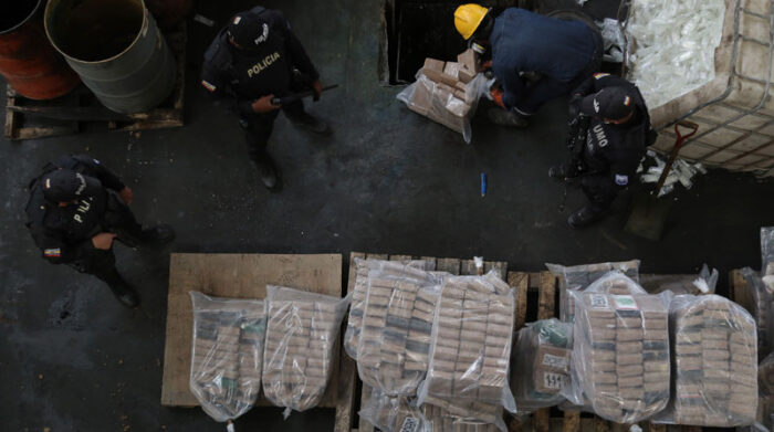 Los operadores de esa empresa gestora ambiental colocan por partes los paquetes de droga dentro de un horno industrial.  Foto: EL COMERCIO