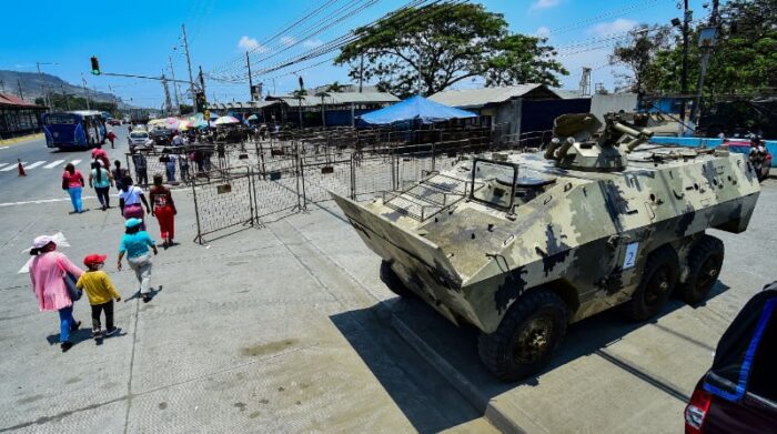 El control militar en los exteriores persiste en la Penitenciaría de Guayaquil. Foto: Enrique Pesantes / EL COMERCIO