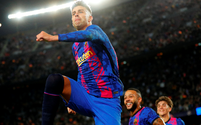 El defensa Gerard Piqué (izq.) celebra un gol con la camiseta del FC Barcelona. El deportista se retira del fútbol. Foto: EFE