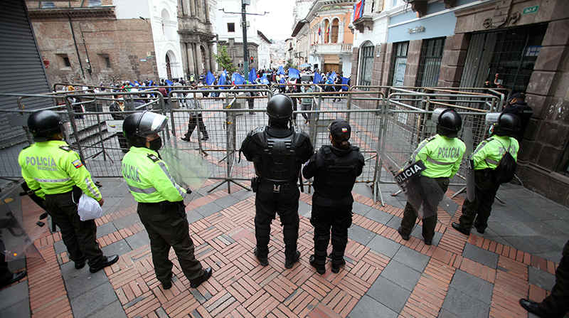 Agentes de la Policía custodian una de las entradas a la Plaza de la Independencia. Foto: Julio Estrella / EL COMERCIO